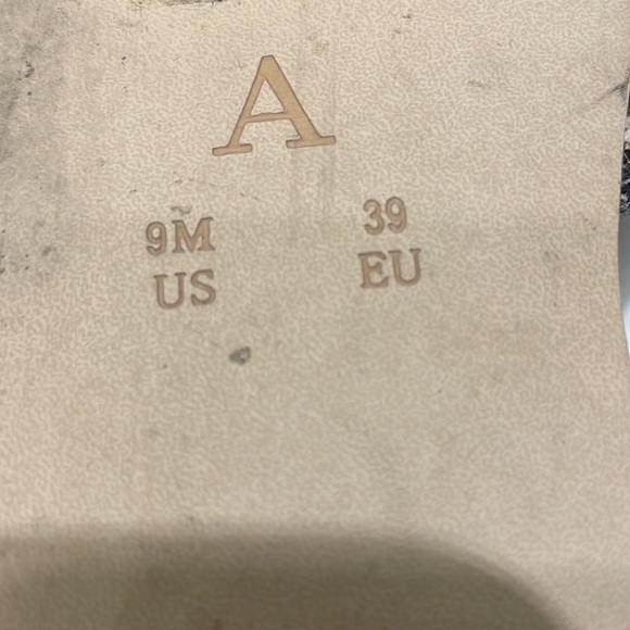 ANTHROPOLOGIE Striped flat sandals-SUPER CHIC and very easy style! - Picture 3 of 5